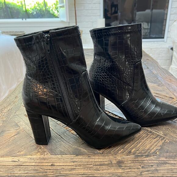 NWOT Catherine Malandrino Black Croc Embossed Pointy Ankle Boots - Picture 2 of 9